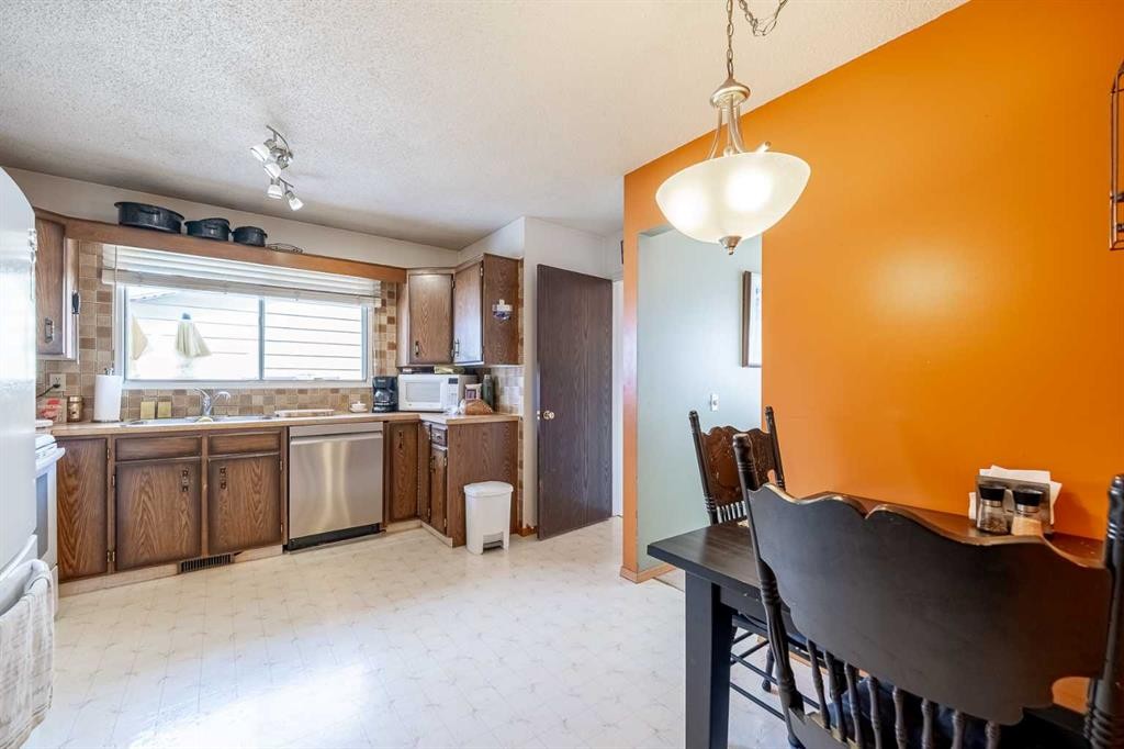 116 Dovercrest Way Se, Calgary, AB - Indoor