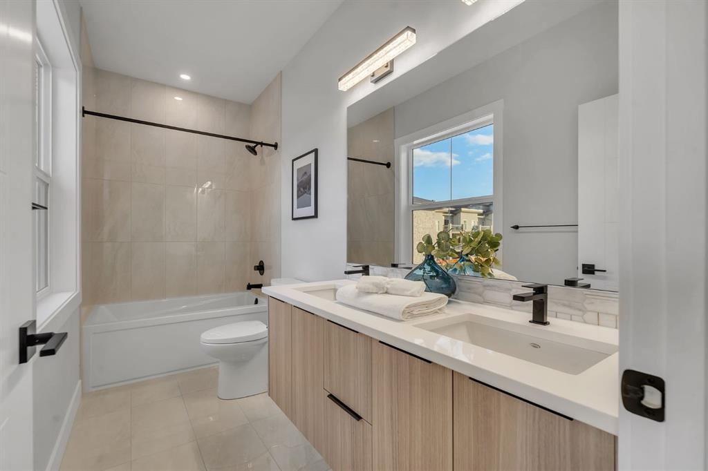 28 Spring Creek Point Sw, Calgary, AB - Indoor Photo Showing Bathroom
