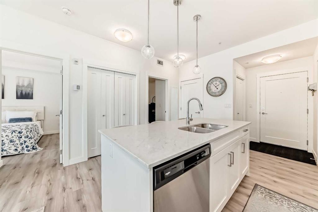 311-40 Walgrove Se, Calgary, AB - Indoor Photo Showing Kitchen With Double Sink With Upgraded Kitchen