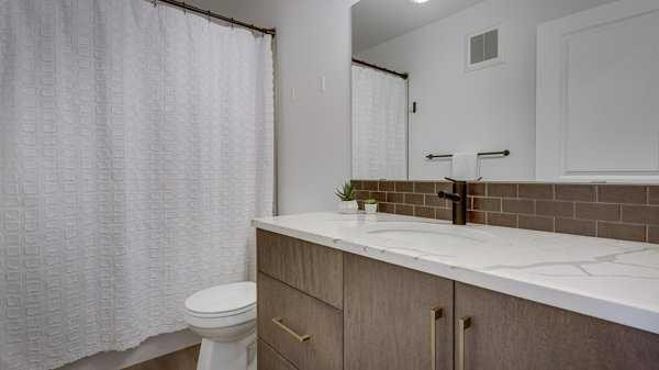 B-10 Evergreen Way, Red Deer, AB - Indoor Photo Showing Bathroom