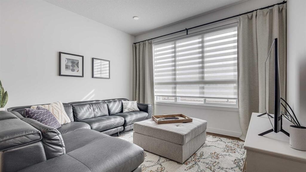 B-10 Evergreen Way, Red Deer, AB - Indoor Photo Showing Living Room