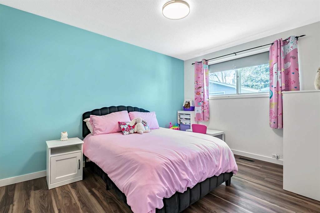 11835 Elbow Drive Sw, Calgary, AB - Indoor Photo Showing Bedroom