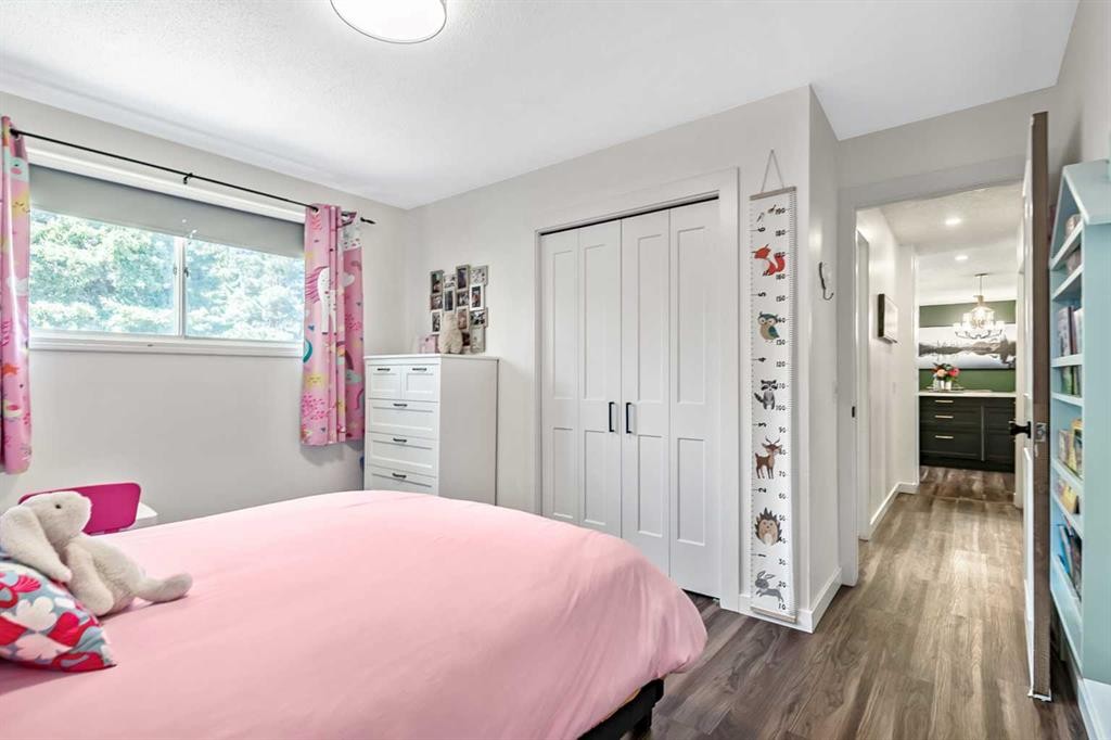 11835 Elbow Drive Sw, Calgary, AB - Indoor Photo Showing Bedroom