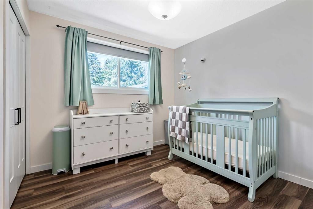 11835 Elbow Drive Sw, Calgary, AB - Indoor Photo Showing Bedroom