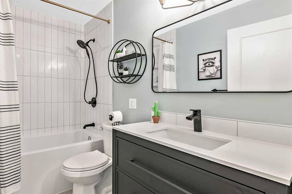 11835 Elbow Drive Sw, Calgary, AB - Indoor Photo Showing Bathroom