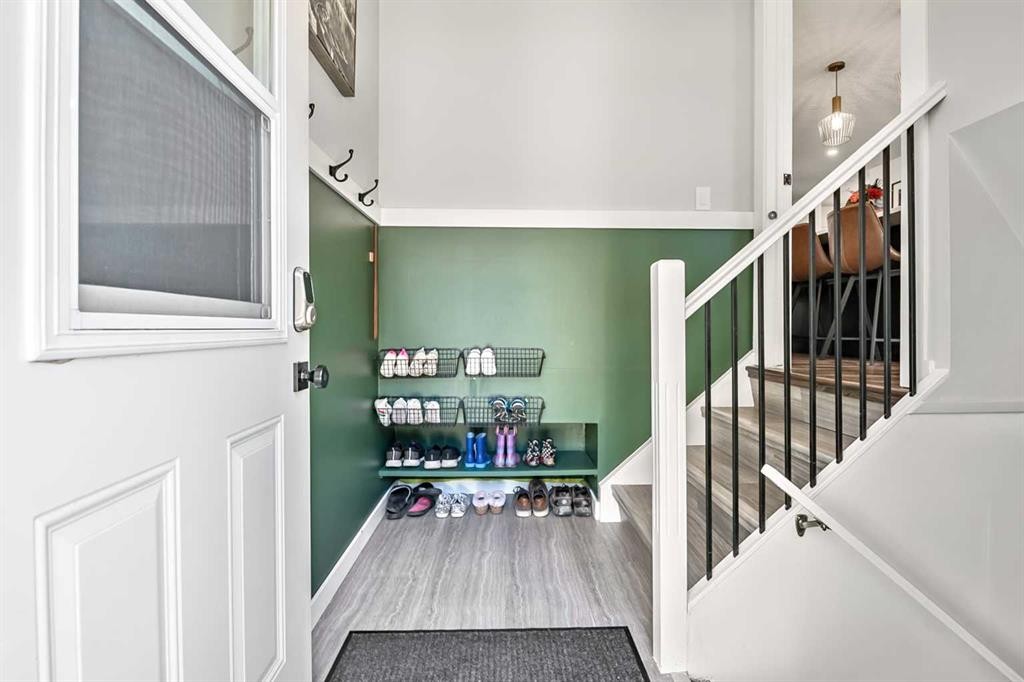 11835 Elbow Drive Sw, Calgary, AB - Indoor Photo Showing Other Room