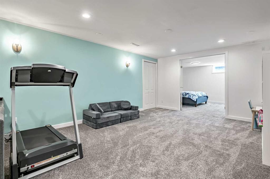 11835 Elbow Drive Sw, Calgary, AB - Indoor Photo Showing Gym Room