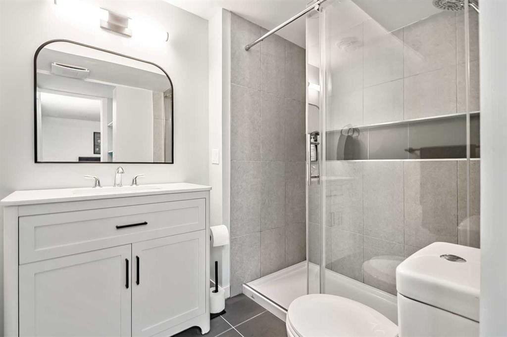 11835 Elbow Drive Sw, Calgary, AB - Indoor Photo Showing Bathroom