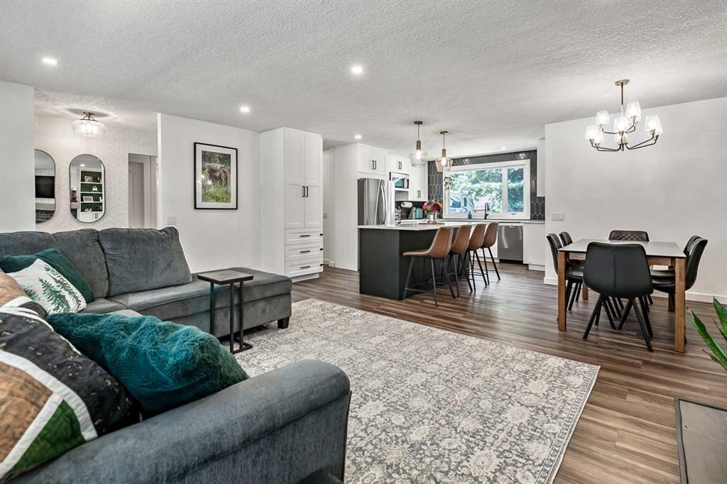 11835 Elbow Drive Sw, Calgary, AB - Indoor Photo Showing Living Room