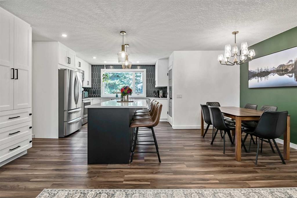 11835 Elbow Drive Sw, Calgary, AB - Indoor Photo Showing Dining Room