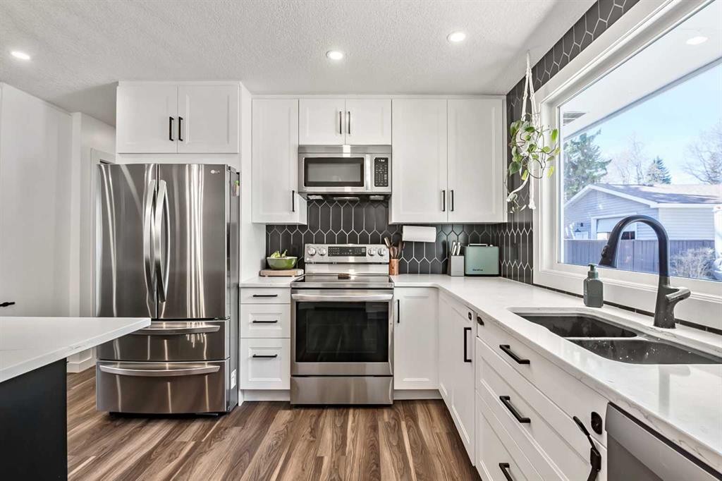 11835 Elbow Drive Sw, Calgary, AB - Indoor Photo Showing Kitchen With Stainless Steel Kitchen With Double Sink With Upgraded Kitchen