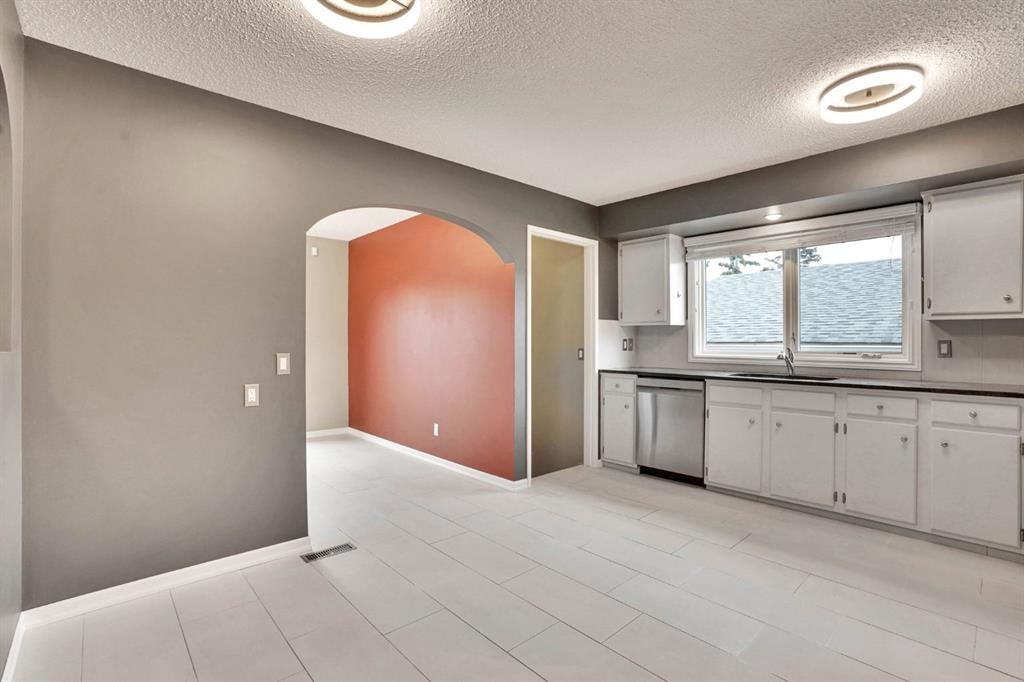 436 Huntley Way Ne, Calgary, AB - Indoor Photo Showing Kitchen