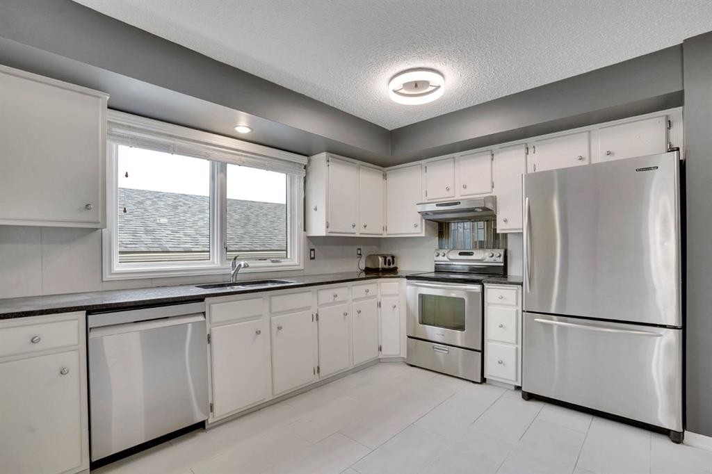 436 Huntley Way Ne, Calgary, AB - Indoor Photo Showing Kitchen