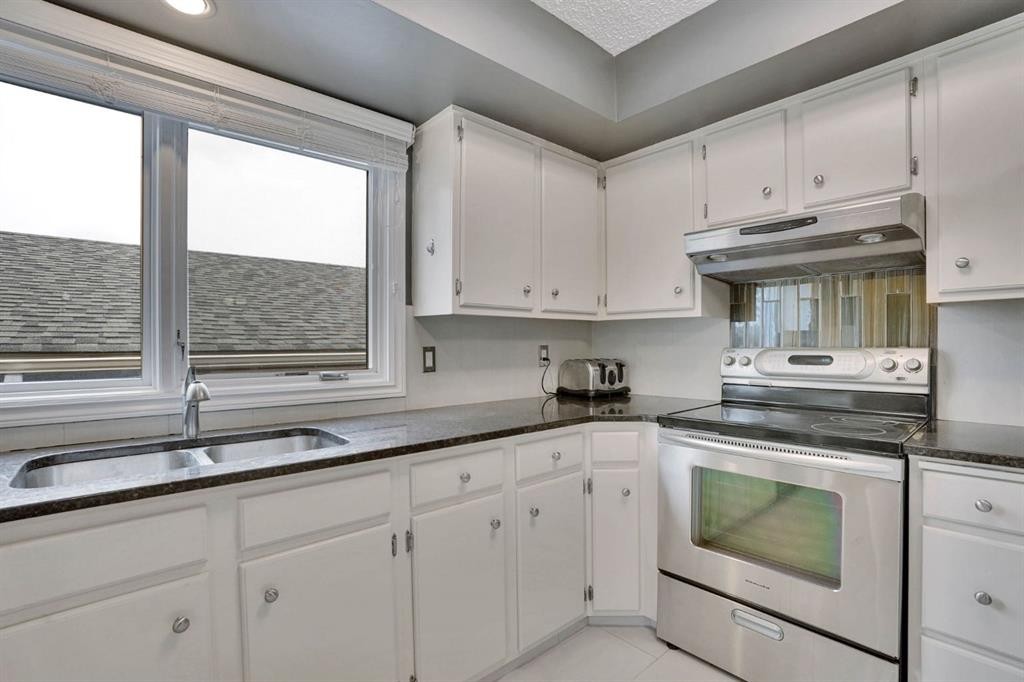 436 Huntley Way Ne, Calgary, AB - Indoor Photo Showing Kitchen With Double Sink