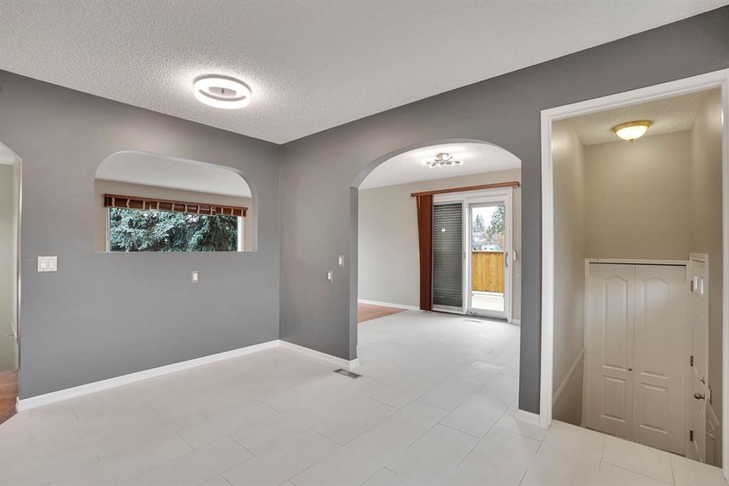 436 Huntley Way Ne, Calgary, AB - Indoor Photo Showing Other Room