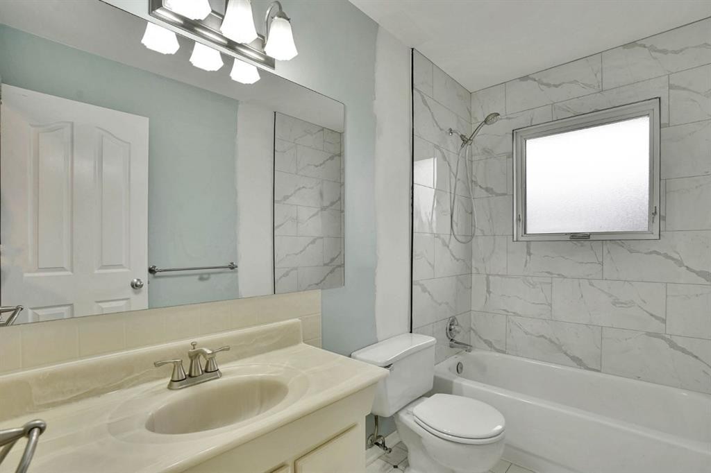 436 Huntley Way Ne, Calgary, AB - Indoor Photo Showing Bathroom