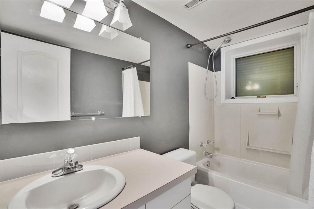 436 Huntley Way Ne, Calgary, AB - Indoor Photo Showing Bathroom