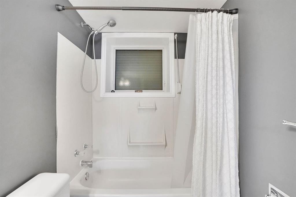 436 Huntley Way Ne, Calgary, AB - Indoor Photo Showing Bathroom