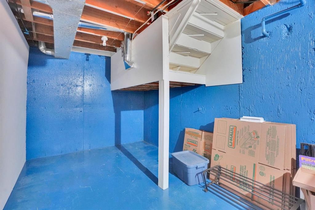 436 Huntley Way Ne, Calgary, AB - Indoor Photo Showing Other Room
