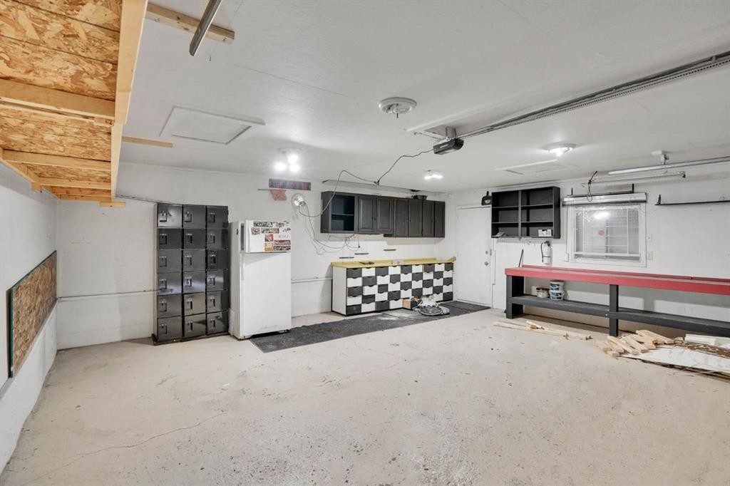 436 Huntley Way Ne, Calgary, AB - Indoor Photo Showing Garage