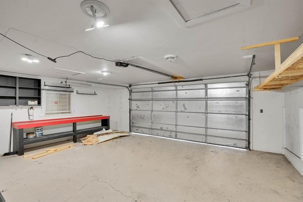 436 Huntley Way Ne, Calgary, AB - Indoor Photo Showing Garage