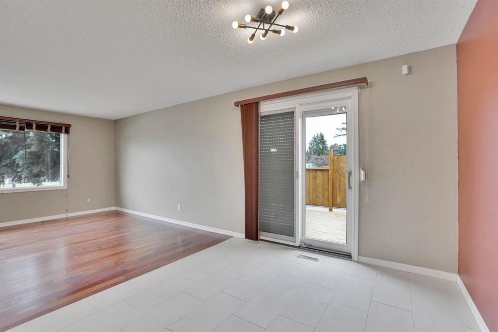 436 Huntley Way Ne, Calgary, AB - Indoor Photo Showing Other Room