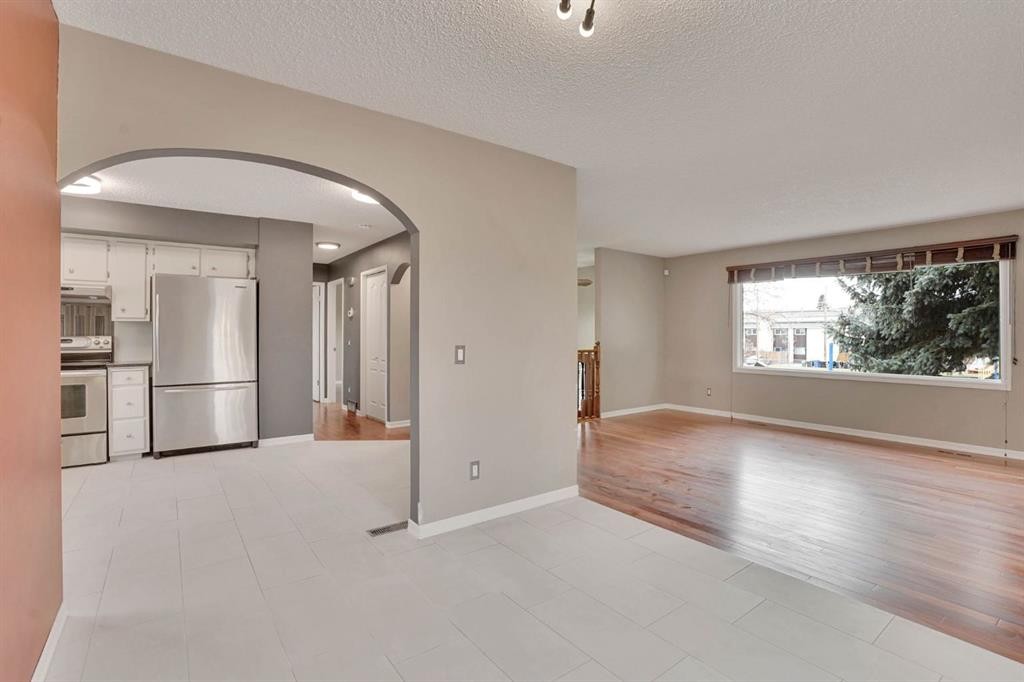 436 Huntley Way Ne, Calgary, AB - Indoor