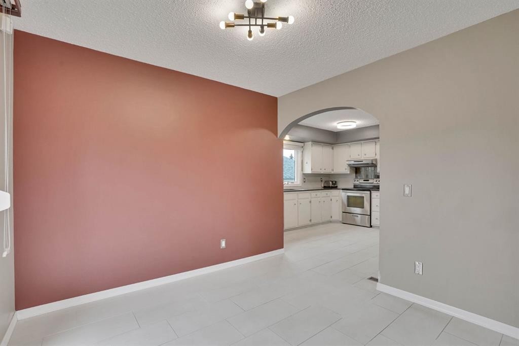 436 Huntley Way Ne, Calgary, AB - Indoor Photo Showing Other Room