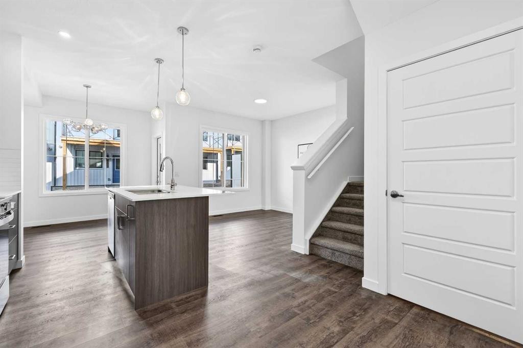 54 Creekside Way Sw, Calgary, AB - Indoor Photo Showing Kitchen
