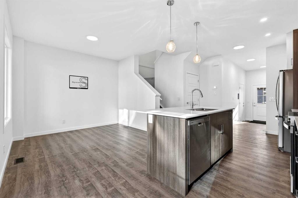 54 Creekside Way Sw, Calgary, AB - Indoor Photo Showing Kitchen