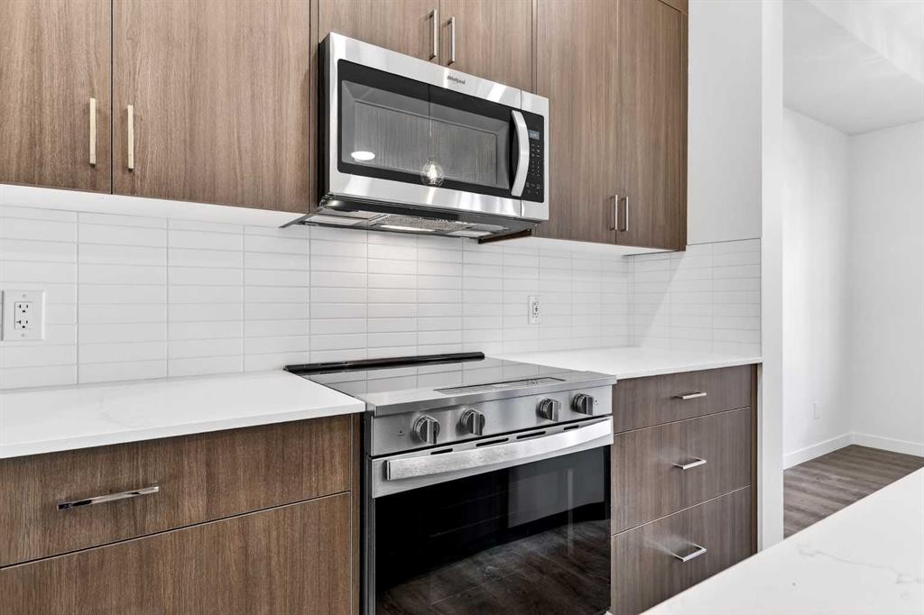 54 Creekside Way Sw, Calgary, AB - Indoor Photo Showing Kitchen With Upgraded Kitchen