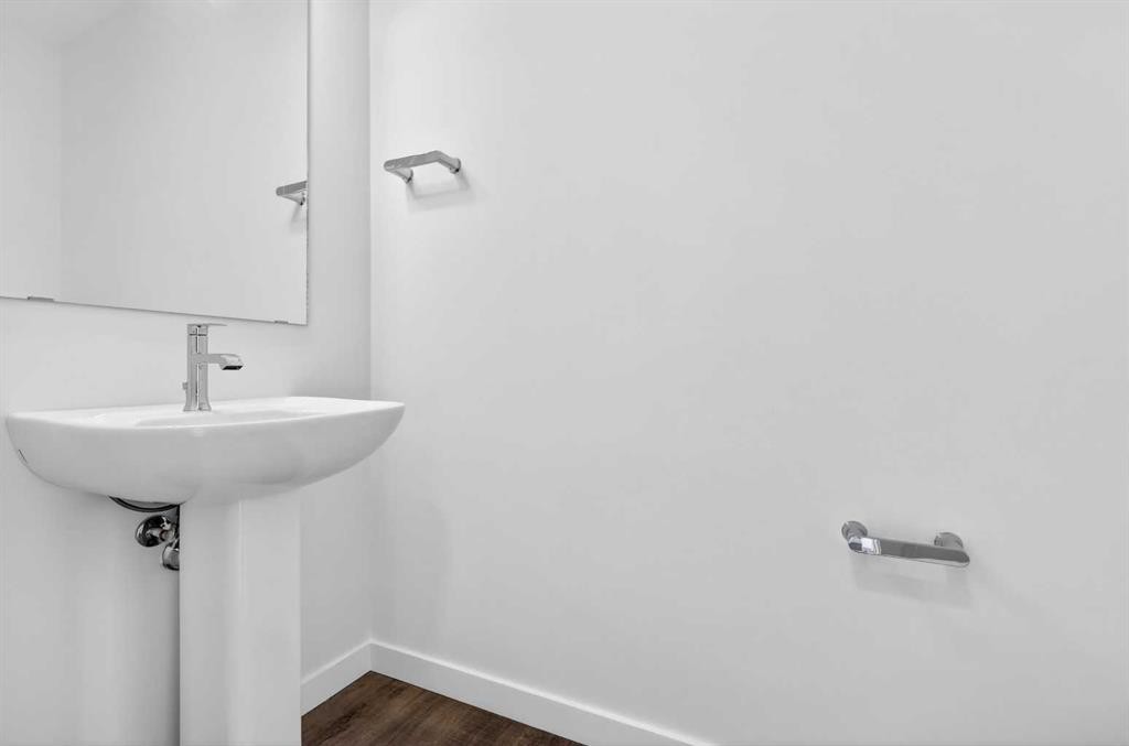 54 Creekside Way Sw, Calgary, AB - Indoor Photo Showing Bathroom