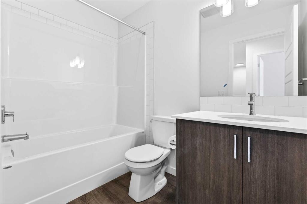 54 Creekside Way Sw, Calgary, AB - Indoor Photo Showing Bathroom