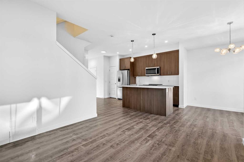 54 Creekside Way Sw, Calgary, AB - Indoor Photo Showing Kitchen