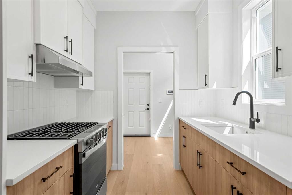 83 Dawson Wharf Mount, Chestermere, AB - Indoor Photo Showing Kitchen With Upgraded Kitchen