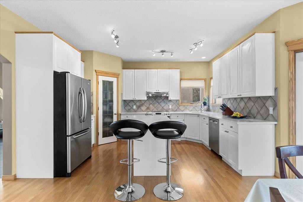 123 Schiller Crescent Nw, Calgary, AB - Indoor Photo Showing Kitchen