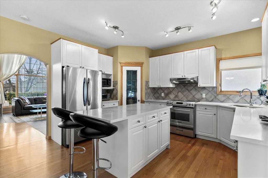 123 Schiller Crescent Nw, Calgary, AB - Indoor Photo Showing Kitchen With Stainless Steel Kitchen With Upgraded Kitchen