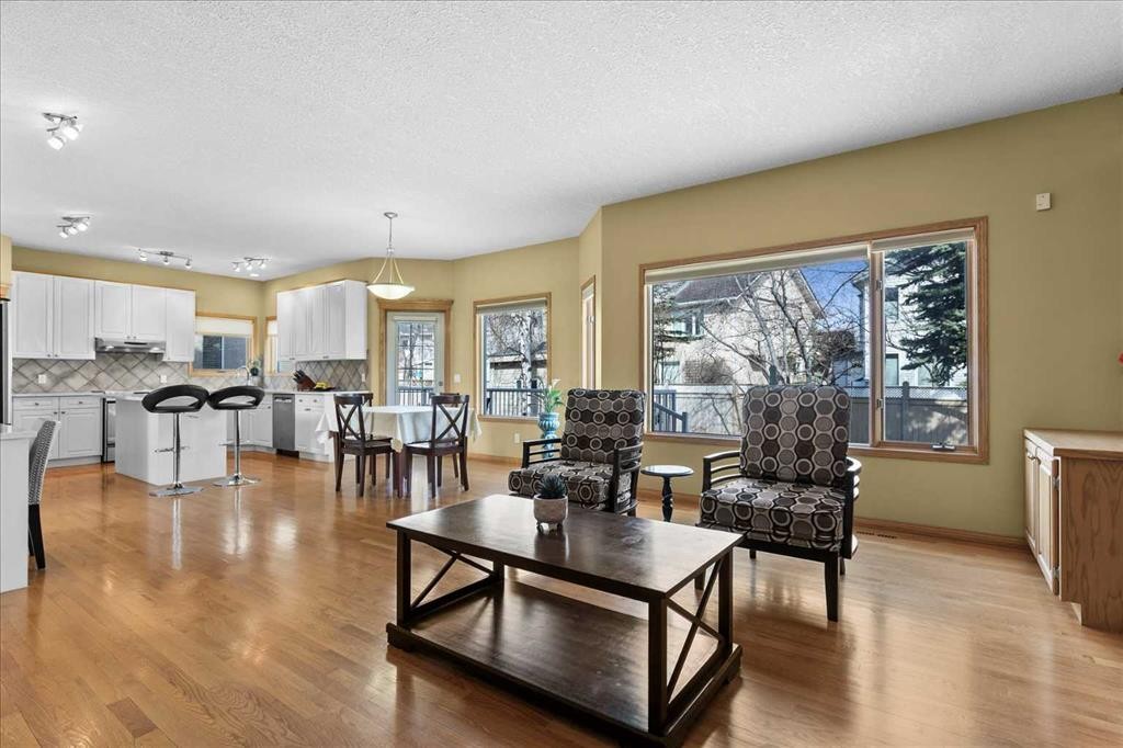 123 Schiller Crescent Nw, Calgary, AB - Indoor Photo Showing Living Room