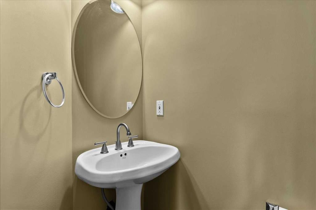 123 Schiller Crescent Nw, Calgary, AB - Indoor Photo Showing Bathroom