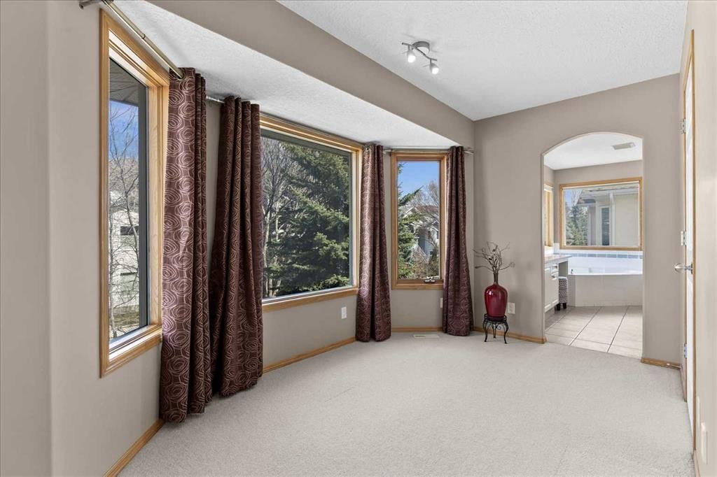123 Schiller Crescent Nw, Calgary, AB - Indoor Photo Showing Other Room