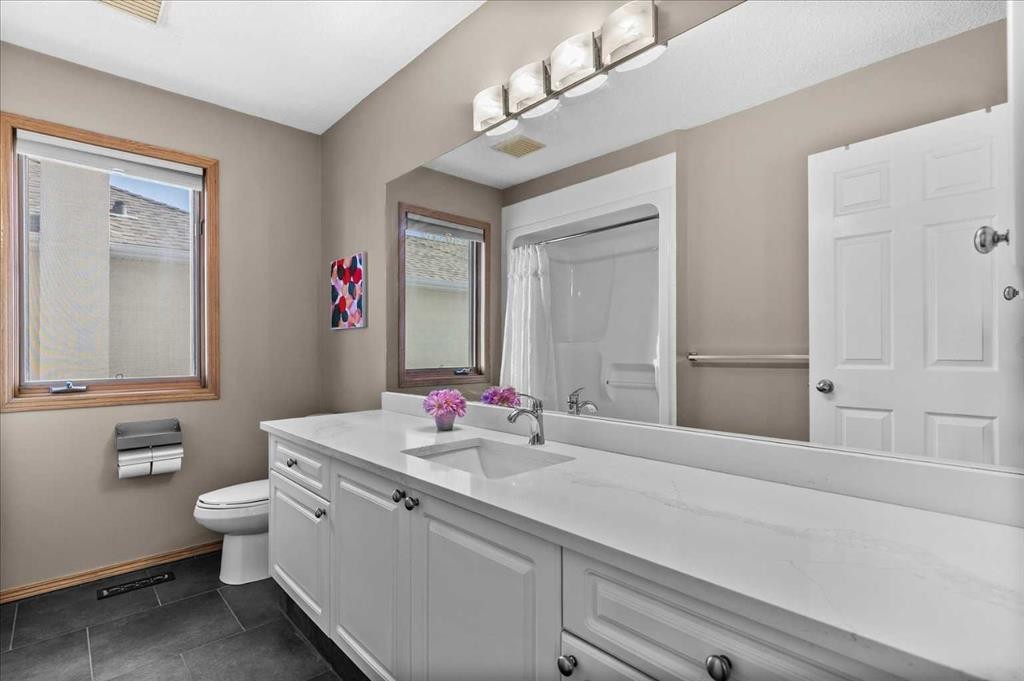 123 Schiller Crescent Nw, Calgary, AB - Indoor Photo Showing Bathroom