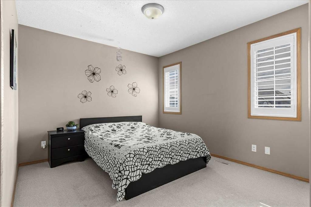 123 Schiller Crescent Nw, Calgary, AB - Indoor Photo Showing Bedroom