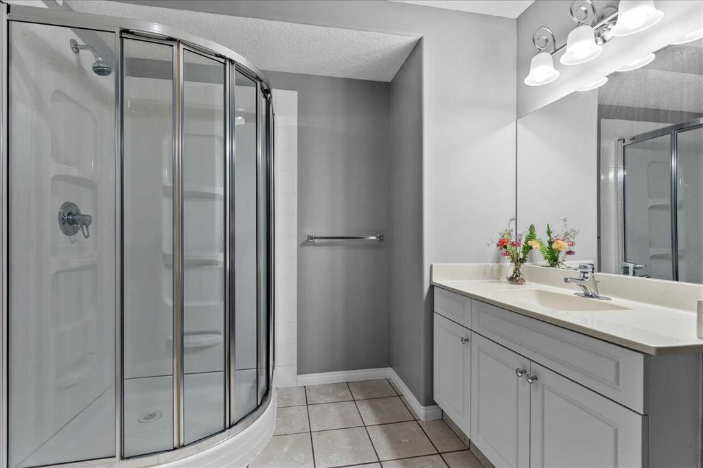 123 Schiller Crescent Nw, Calgary, AB - Indoor Photo Showing Bathroom