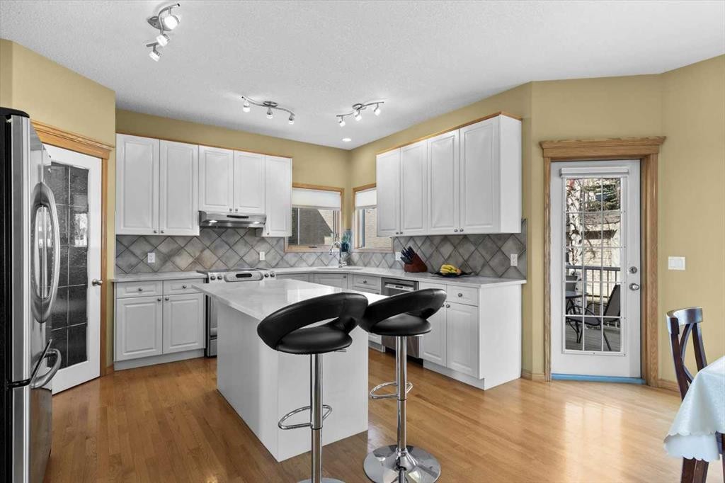 123 Schiller Crescent Nw, Calgary, AB - Indoor Photo Showing Kitchen