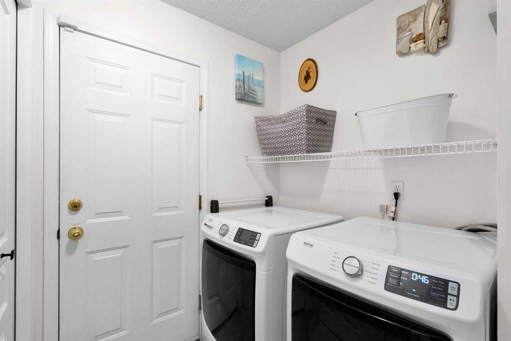 176 Douglas Ridge Green Se, Calgary, AB - Indoor Photo Showing Laundry Room