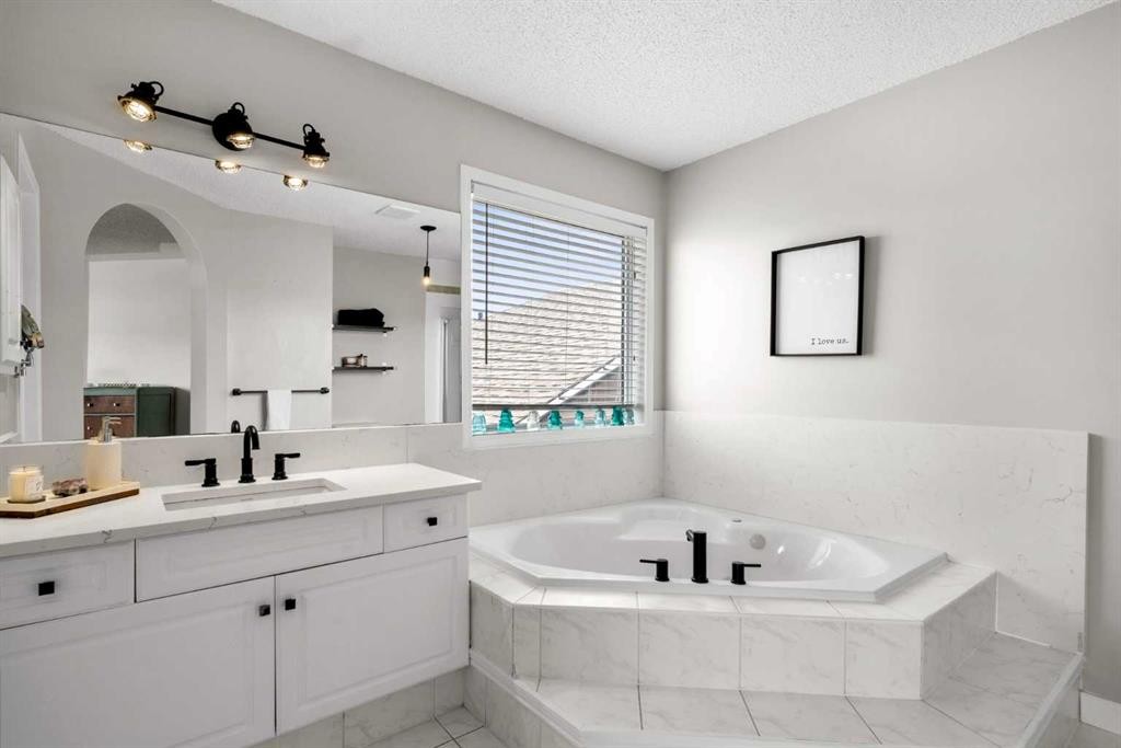 176 Douglas Ridge Green Se, Calgary, AB - Indoor Photo Showing Bathroom