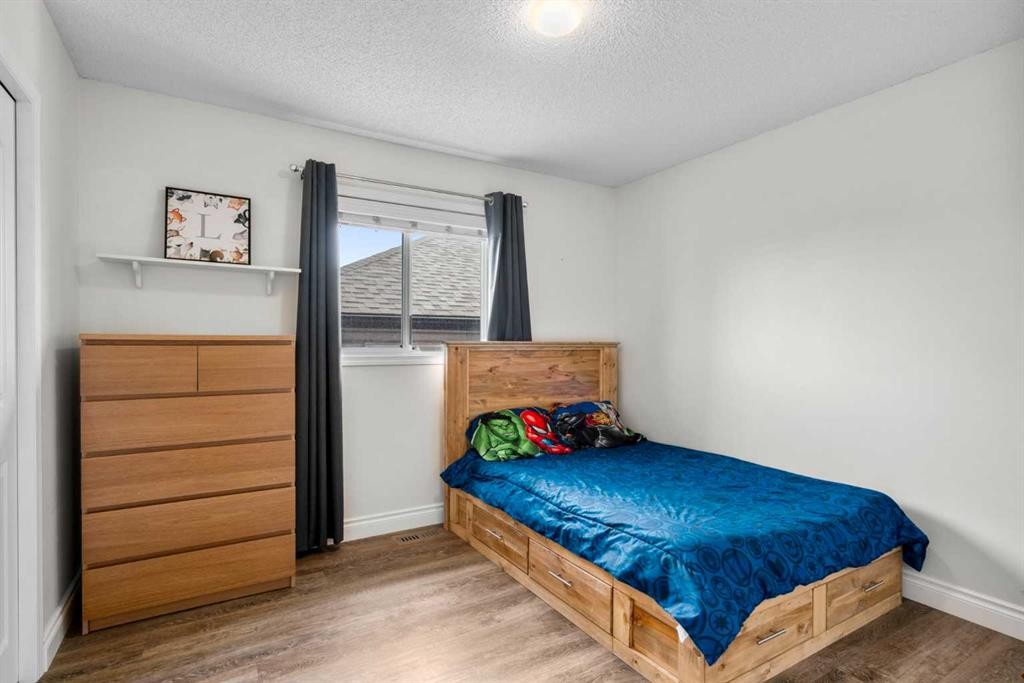 176 Douglas Ridge Green Se, Calgary, AB - Indoor Photo Showing Bedroom