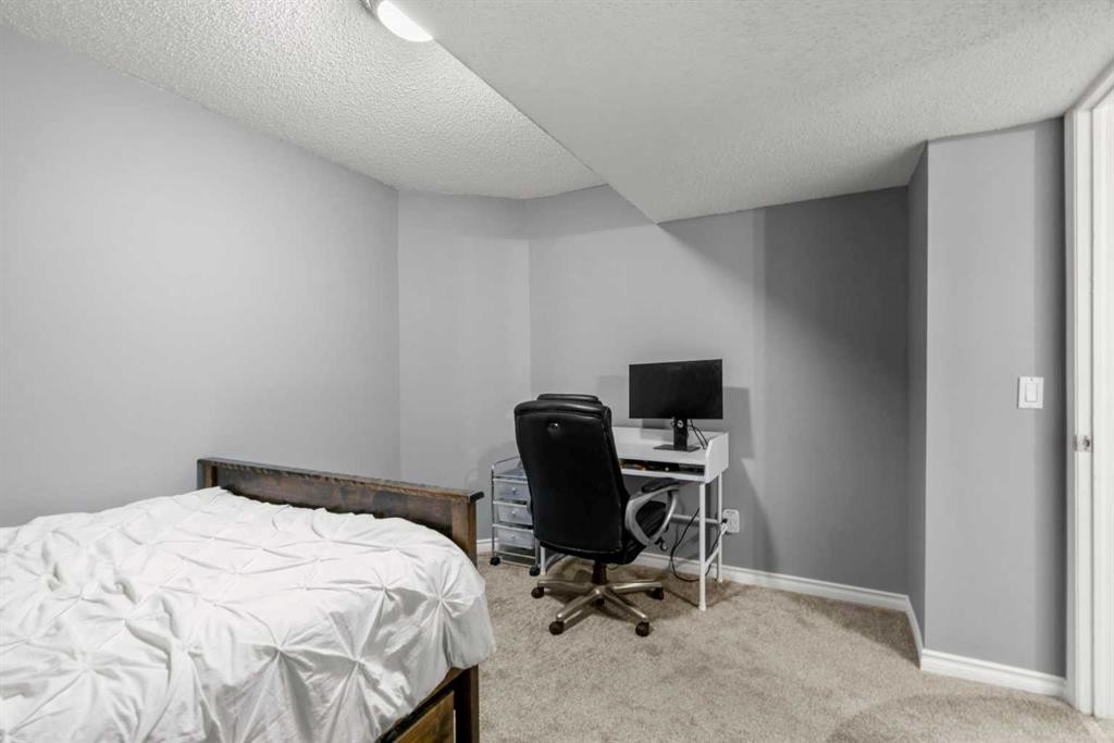 176 Douglas Ridge Green Se, Calgary, AB - Indoor Photo Showing Bedroom