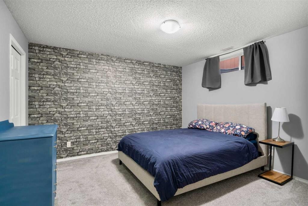 176 Douglas Ridge Green Se, Calgary, AB - Indoor Photo Showing Bedroom