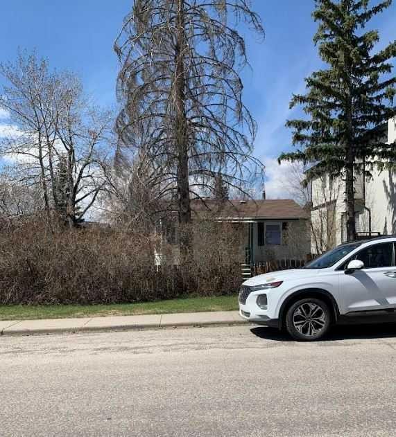 2103 Mackay Road Nw, Calgary, AB - Outdoor